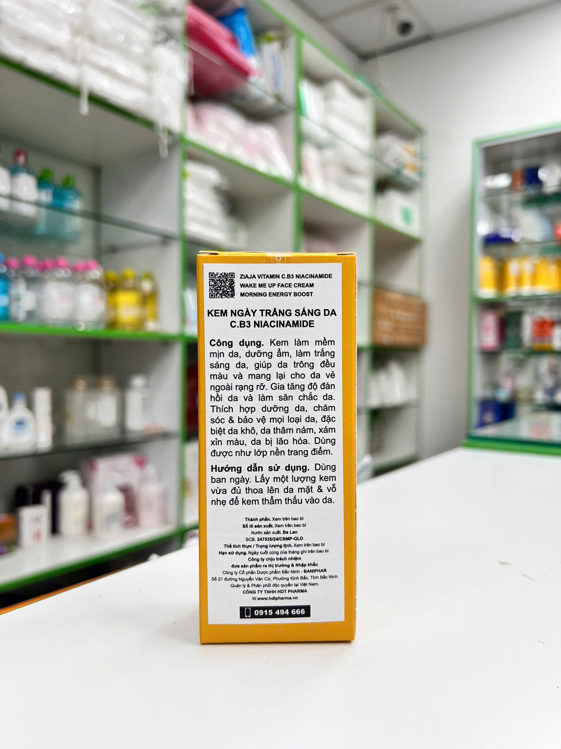 Kem Dưỡng Ngày Trắng Sáng Da C.B3 NIACINAMIDE — mặt sau hộp với mô tả công dụng và hướng dẫn dùng ban ngày