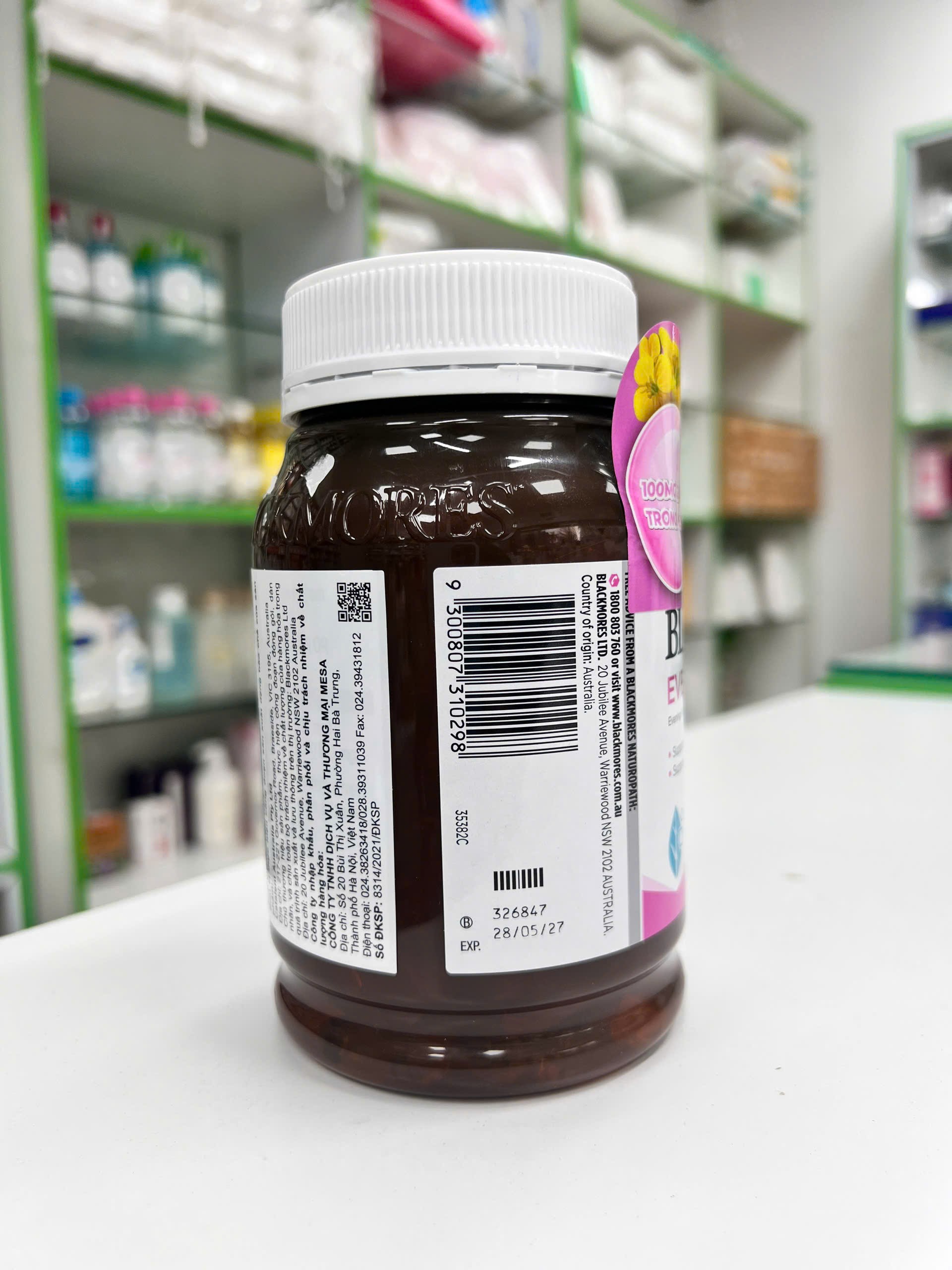 BLACKMORES EVENING PRIMROSE OIL — mặt trước lọ sản phẩm Blackmores với nhận diện hoa anh thảo